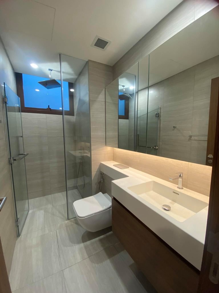 Phòng tắm với các trang thiết bị vệ sinh cao cấp